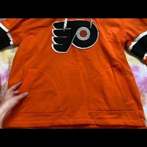 • NHL Flyers Sweatshirt •